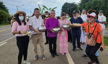 พิจิตรประเพณีขอทานข้าวต้มมัดวันออกพรรษาหนึ่งเดียวในเมืองชาละวัน