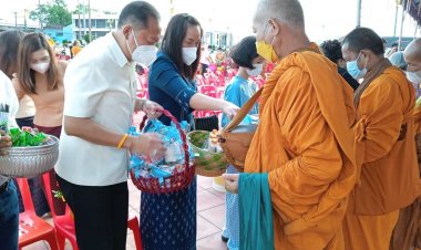 นอภ.กันทรลักษ์ ประกอบกิจกรรม เมืองกันทรลักษ์ร่วมน้ำใจใส่บาตรช่วยเหลือผู้ประสบอุทกภัย