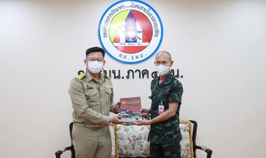 คณะผู้บริหารสำนักศิลปากรที่ 11 สงขลามอบต้นฉบับหนังสือพัฒนาการทางโบราณคดีและประวัติศาสตร์ 3 จังหวัดชายแดนใต้