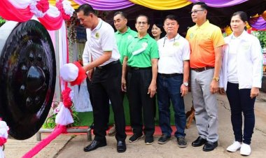 ปธ.สภา อบจ.พิจิตรเปิดงานแข่งเรือ 5 ฝีพายงานบุญวันออกพรรษาของชาวสากเหล็ก