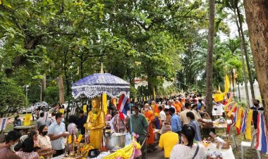 พุทศาสนิกชนชาวปราจีนบุรีทำบุญออกพรรษาแล้วตักบาตรเทโวคึกคัก