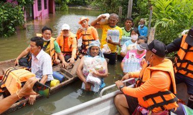สหกรณ์มิตรแท้แท็กซี่ร่วมชมรมคนรักเพื่อนจันทร์มอบถุงยังชีพช่วยเหยื่อน้ำท่วมศรีสะเกษ