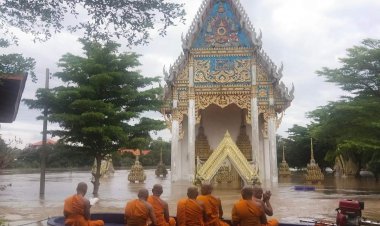 พระสงฆ์วัดตะกูอ.บางบาล ต้องลอยเรือประกอบพิธีพิธีปวารณาตนวันออกพรรษาน้ำท่วมสูงกว่า 2.5 เมตร