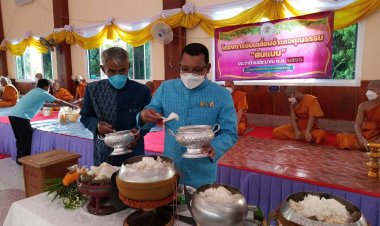 นายอำเภอโพธิ์ศรีสุวรรณเปิดกิจกรรม"โพธิ์ศรีสุวรรณพร้อมใจ นุ่งผ้าไทยใส่บาตร ทำความดีวิถีพอเพียง"