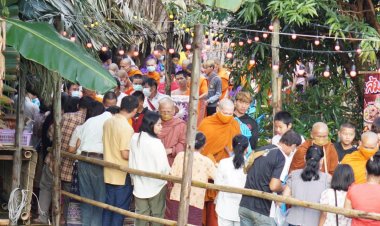 แห่งเดียวในโลก!เทศบาลอุ้มผาง สืบสานพระพุทธศาสนา ตักบาตรเทโวโรหณะ วันออกพรรษา ณ สะพานบุญไม้ไผ่