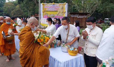 อำนาจเจริญพุทธศาสนิกชนร่วมพิธีทำบุญตักบาตรเทโวโรหณะ เนื่องในเทศกาลออกพรรษา