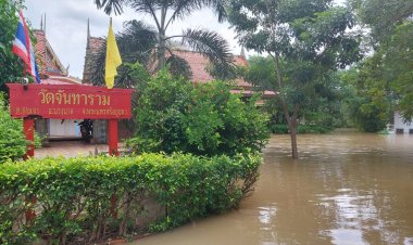 คณะศิษย์หลวงพ่อพรหมวัดขนอนเหนือออกช่วยเหลือพระสงฆ์และผู้ประสบภับน้ำท่วมบางบาล