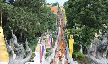 ประชาชน-นักท่องเที่ยวแห่ร่วมทำบุญตักบาตรงานประเพณีตักบาตรเทโววัดสังกัสรัตนคีรี