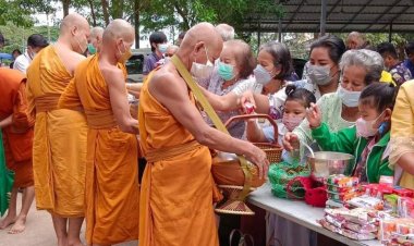 หลายวัดปราจีนฯโบสถ์น้ำท่วมใช้ตักบาตรเทโวประเพณีจุดอื่น-ลุยน้ำตักบาตร