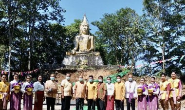 นายอำเภอขุนหาญ นำข้าราชการ พุทธศาสนิกชนืทำบุญตักบาตรเทโวโรหณะ ณ วัดประสาทภูฝ้าย