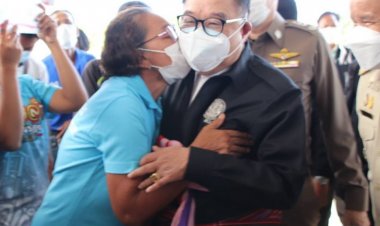 คนศรีสะเกษดีใจ"บิ๊กป้อม"ลงพื้นที่ซับตาเหยื่อน้ำท่วมชูป้ายให้กำลังใจโอบหอมแก้มจนหน้าแดง