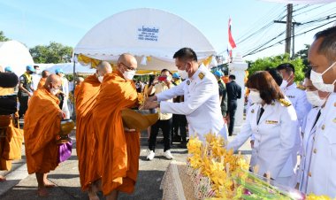 ผู้ว่าฯชลบุรี นำข้าราชการ และประชาชน ทำบุญตักบาตร ถวายพระราชกุศล เนื่องในวันคล้ายวันสวรรคตในหลวงรัชกาลที่ 9