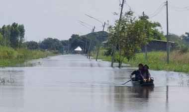 มวลน้ำจากแม่น้ำลพบุรีไหลบ่าเอ่อท่วมถนนเส้นทางสายวัดจอมเกษ มุ่งหน้าไปสะพานวังช้างอยุธยายาวกว่า 1 กม.