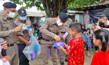ตำรวจเมืองนราธิวาส ร่วมกับภาคเอกชนนำหนังสือ-สิ่งของคมอบให้เยาวชนชุมชนกาแลตาแป และชุมชนกาแลปาแย
