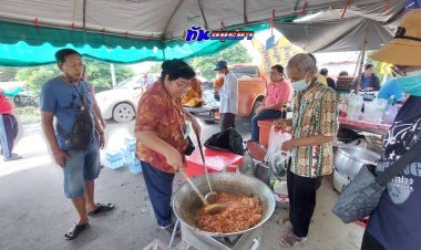 คณะศิษย์หลวงพ่อพรหม"วัดขนอนเหนือ" ตั้งโรงทานช่วยเหลือคนบางบาลถูกน้ำท่วมสูง