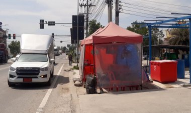 โจ๋ 7 คน อาวุธครบมือทั้งมีดทั้งปืนรุมทำร้ายคนขายใบกระท่อมเมียเข้ากอดป้องถูกฟัน