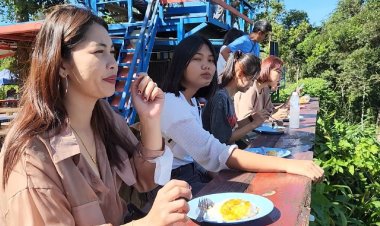 วันไข่โลก  ไปชิม “ข้าวไข่เจียวที่ ผาตรอมใจ – ข้าวไข่เจียวหน้าโรงเรียนบ้านท่าเกวียน    แม้หมีป่ายังทนกลิ่นหอมไม่ไหวแวะมาชิม