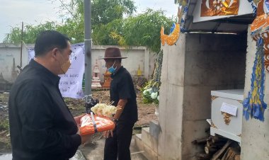 "นายกเคี้ยง นายกเจิน รองเส็ง"ร่วมทอดผ้าไตรบังสกุล งานฌาปนกิจศพ "คุณแม่สมส่วน ปุ๊ดปั๋น"