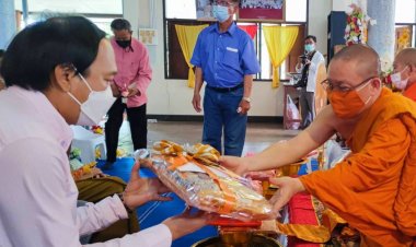 "นายกเสริฐ" คณะผู้บริหาร ทน.แม่สอด ร่วมงานทอดกฐินสามัคคี ที่วัดบุญญาวาส