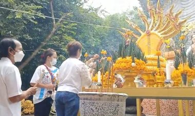โค้งสุดท้าย!แห่ส่องเลขน้ำตาเทียนพิธีบวงสรวงองค์เพชรภัทรนาคราชได้เลขสามชุด คือ 39 -15-156