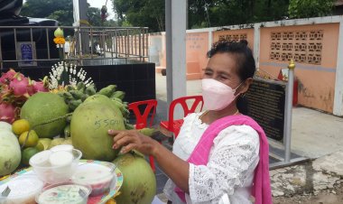 แห่เสี่ยงโชคเลขมะพร้าว เลขไข่ไก่ หลังบวงสรวงพระพุทธเจ้าองค์ดำงานกฐินวัดหาดทรายงาม