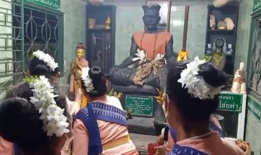 ก่อนหวยออก!จัดเต็ม หนังกลางแปลงดัง “อู๊ดบ้านโง้ง”-นางรำ   รำมือถวายพ่อขุนเตา