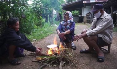 ปราจีนบุรีหนาวสะท้านลดฮวบเหลือ 22 องศา ชาวบ้านต้องก่อไฟผิงคลายหนาว