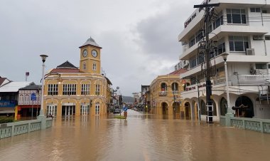 ฝนถล่มภูเก็ตทั้งคืน ส่งผลให้หลายพื้นที่จมน้ำ ผู้ว่าฯเร่งช่วย