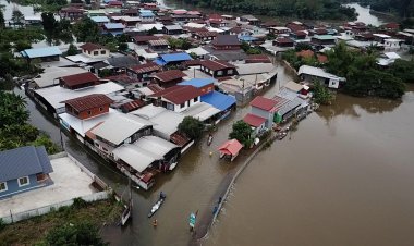 ชาวห้วยซัน ยังอ่วม เดินข้ามน้ำเชี่ยว รอรับถุงยังชีพ บ่นนักการเมือง ชาวบ้านเดือดร้อน  สส. สจ. หายหัว