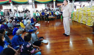 นายก อบจ.พิจิตร แจกข้าวสารถุงใหญ่บรรเทาวิกฤตน้ำท่วมลุ่มน้ำยม-ลุ่มน้ำน่านที่ล้นตลิ่ง