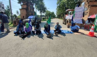 กลุ่มเกษตรกรปิดทางเข้าสนามบินสุโขทัย วอนให้เปิดทางน้ำหลังเกิดน้ำท่วม 5 ตำบล เกษตรเสียหายกว่า 3,000 ไร่