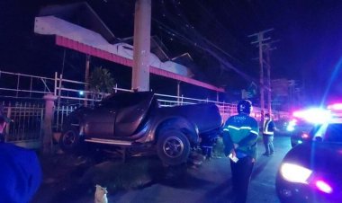 สองหนุ่มกระบะซิ่งแข่งกันมา อีกคันเสียหลักเฉี่ยวรถตู้ เหินพุ่งอัดเสาไฟ คนขับดับคาที่