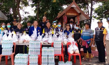 ชมรมกำนันอำเภอห้วยแถลงเร่งมอบถุงยังชีพช่วยเหลือผู้ประสบอุทกภัยน้ำท่วมหลังคลี่คลายลงแล้ว