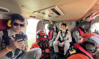 "สำรวย" รองผู้ว่าฯศรีสะเกษ ขึ้น ฮ.นำถุงยังชีพอาเซียนไปแจกจ่ายให้ชาวบ้านที่ถูกน้ำท่วม (ชมคลิป)