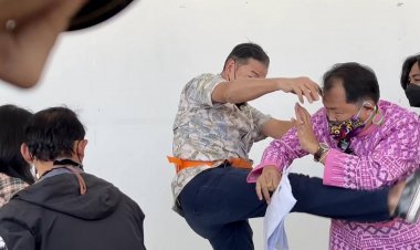 พี่ศรีงานช้างเข้าแรง!ลุงบุกชก-แตะ ‘ศรีสุวรรณ’กลางวงสัมภาษณ์สื่อ(ชมคลิป)