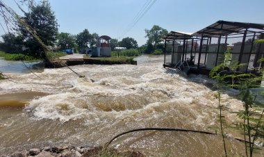 เสนาอ่วม!คันกั้นน้ำตรงประตูน้ำเจ้าเจ็ดขาดทางน้ำไหลตรงประตูน้ำเจ็ดขายกว้างแล้ว 10 เมตร