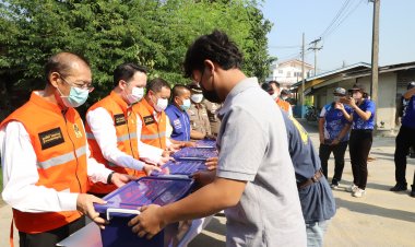 เหยื่อน้ำท่วมเมืองปทุมธานี ต่างซาบซึ้งในน้ำพระทัยอันเปี่ยมล้นที่ได้รับสิ่งของพระราชทาน