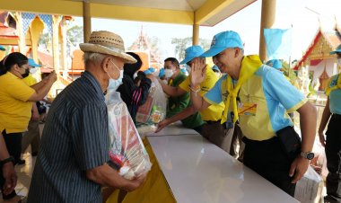 "พล.ต.อ.ต่อศักดิ์" รอง ผบ.ตร.พร้อมคณะลงพื้นที่ต.ท่าดินแดง แจกสิ่งของบรรเทาทุกข์ชุมชนริมน้ำจมบาดาลนานเกือบ 3 เดือน