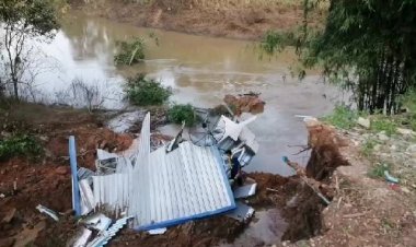 ระทึก! ดินสไลด์ลงคลองซัดบ้านพังทั้งหลัง ยายรอดตายหวุดหวิดออกไปอยู่บ้านญาติ