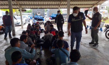 ทะลักไม่หยุด!ตม.สงขลาสกัดจับแก๊งขนแรงงานเมียนมา 50 คนคาจุดตรวจพรุพ้อพร้อมรวบคนขับรถขน 3 คัน