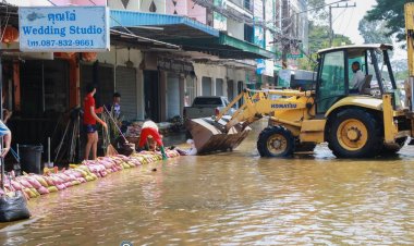 รองนายกเทศมนตรีเทศบาลเมืองศรีสะเกษ ออกเยี่ยมให้กำลังใจ ชาวบ้านที่อาศัยริมห้วยน้ำคำที่ถูกน้ำท่วม