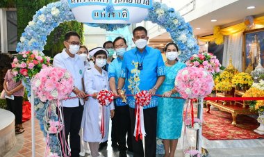 ผู้ว่าฯชลบุรี นำคณะผู้บริหาร พยาบาล ถวายราชสักการะสมเด็จพระศรีนครินทราบรมราชชนนีเนื่องในวันพยาบาลแห่งชาติ