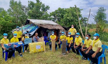 คนขุนหาญไม่ทิ้งกัน..! นอภ.ขุนหาญ นำคณะลงพื้นที่มอบหมอน มุ้ง ผ้าห่มกันหนาวครอบครัวยากไร้