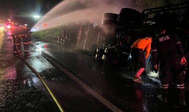 ระทึก!เกิดอุบัติเหตุรถบรรทุกน้ำมัน  เสียหลักพลิกคว่ำมีน้ำมันรั่วซึม บนท้องถนน