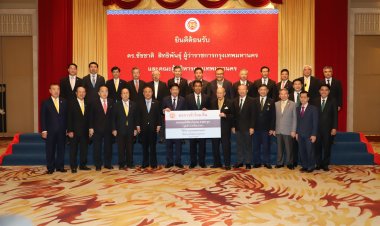 หอการค้าไทย-จีนมอบถุงยังชีพ 5,000 ชุด ให้แก่ผู้ว่าราชการกรุงเทพมหานคร เพื่อช่วยเหลือผู้ประสบปัญหาน้ำท่วมใน กทม.