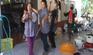 ชาวบ้านลาดตะเคียนจัดงานศพไม่เศร้า!   แต่งตัวชุดหลากสี  ขณะน้องหมาแสนรู้หลั่งน้ำตา