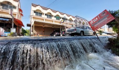 ชาวเสนาอ่วม!น้ำทะลักข้ามถนนท่วมเส้นทางสำคัญสูงกว่า10-20 ซม. ระยะทางยาวกว่า 100  เมตร