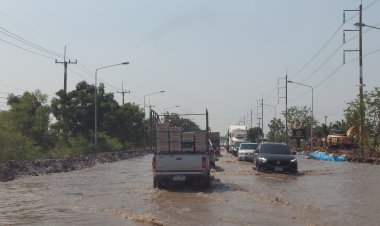 น้ำตามทุ่งจากอ่างทอง ถึง อ.ผักไห่ จ.อยุธยาแล้ว และน้ำเริ่มไหลบ่าข้ามถนนป่าโมก-ผักไห่-สุพรรณ