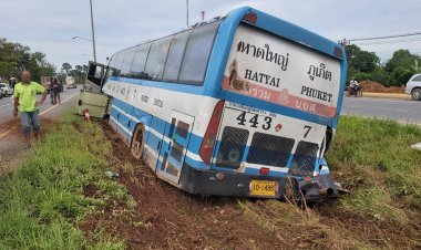 ร้องกรี๊ดสนั่น!ทัวร์หาดใหญ่-ภูเก็ต ซิ่งเบียดกระบะเสียหลักพุ่งตกร่องกลางถนนหวิดเกิดโศกนาฎกรรม