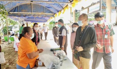 นายอำเภอขุนหาญ เบิกบาน ยิ้ม..!มอบผ่าห่มกันหนาวและเครื่องอุปโภคบริโภคผู้ยากไร้